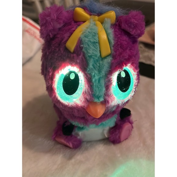 Hatchimals Baby Puffatoo Purple Winged Bird with Diaper - Picture 4 of 7